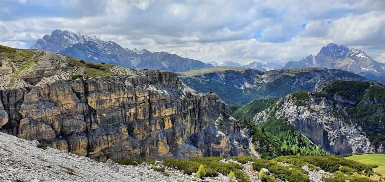 Panorama mozzafiato delle gole venete simili al Grand Canyon, ideale per escursioni avventurose.