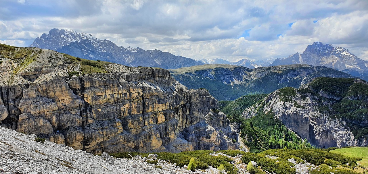 Panorama mozzafiato delle gole venete simili al Grand Canyon, ideale per escursioni avventurose.