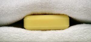 Saponetta posizionata sotto le lenzuola per migliorare il sonno e ridurre i disturbi.