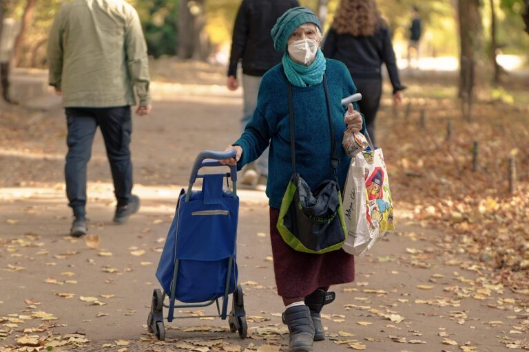 Immagine che illustra l'importo dell'assegno sociale per chi non ha versato contributi, con focus su età e reddito.