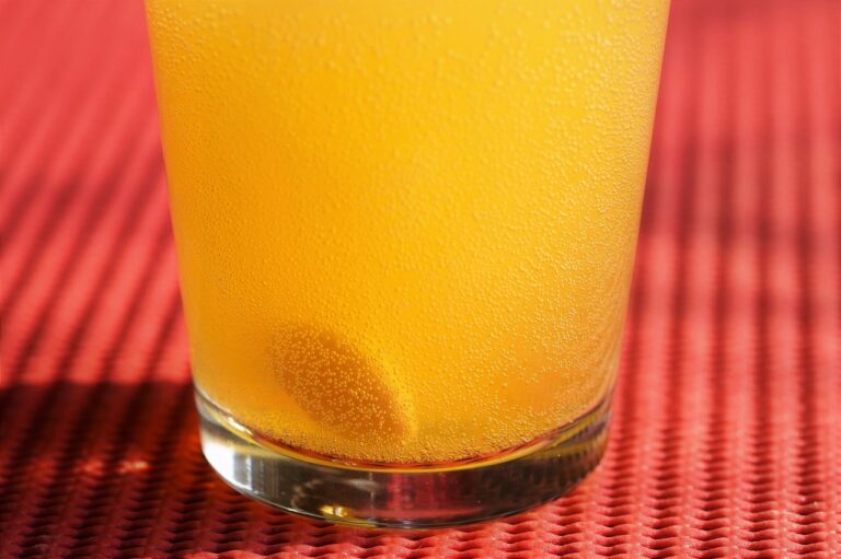 Donna stanca che si riposa, riflettendo sulla mancanza di vitamine nella sua dieta.