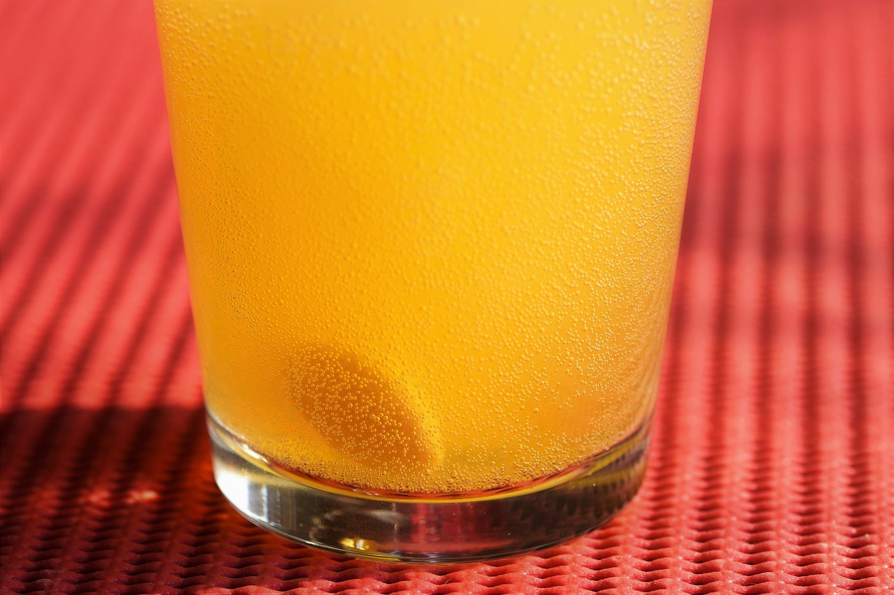 Donna stanca che si riposa, riflettendo sulla mancanza di vitamine nella sua dieta.