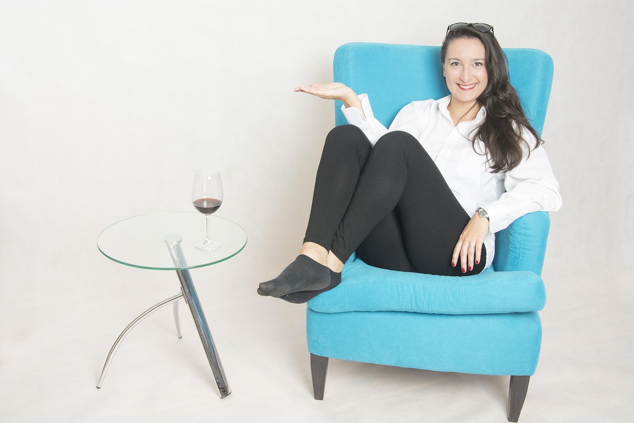 Donna seduta con le gambe incrociate, evidenziando l'effetto sulla circolazione sanguigna.