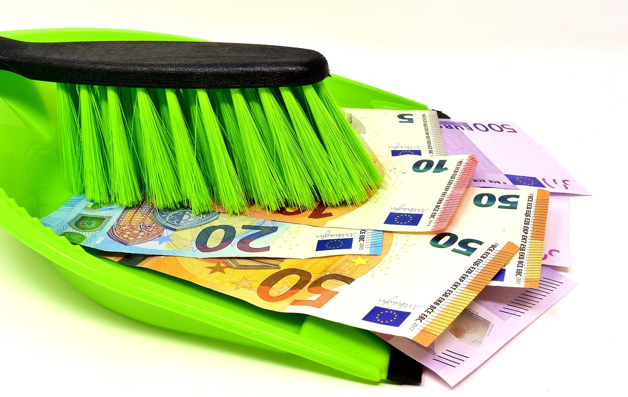 Colf e badanti al lavoro in un ambiente domestico, evidenziando i nuovi minimi retributivi.