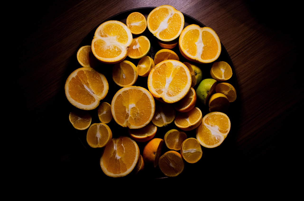 Frutto ricco di vitamina C, con un confronto visivo tra arance e il frutto esotico più ricco di nutrienti.